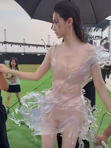 一场红毯，别人比的是礼服、妆容和状态，戚薇比的是自己能不能被顺利推到镜头前。