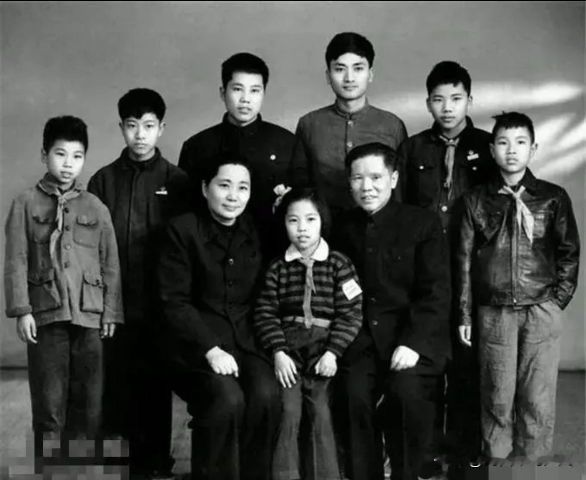 这是1960年，开国上将朱良才与夫人李开芬及六子一女的一张十分罕见的全家福合影。