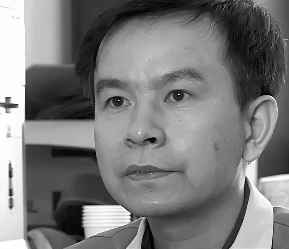 1992年，浙大学霸李红涛造假支票被抓，趁警察扒饭撬开手铐溜了。逃到云贵三进宫，