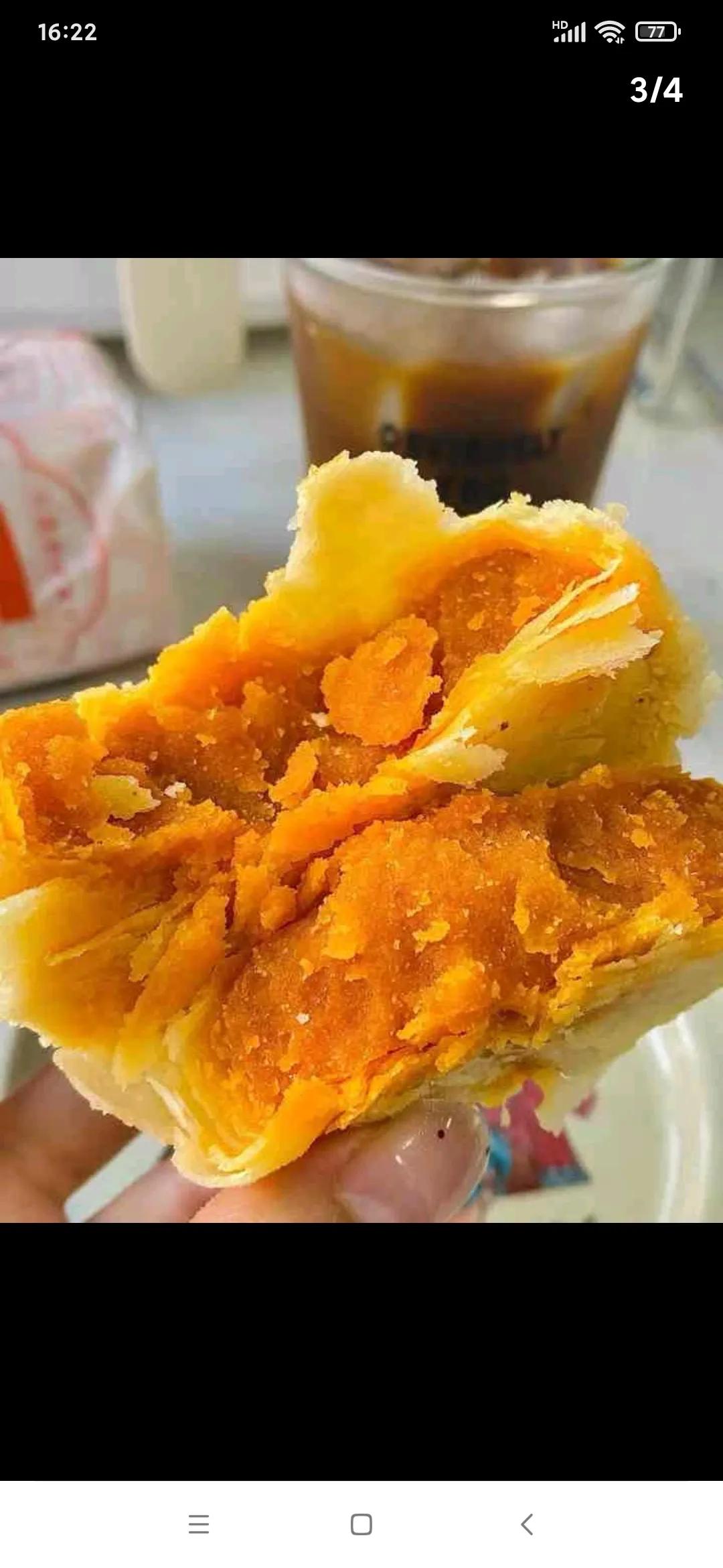 闺蜜送了两盒月饼给我，说是黄庄月饼，我从来没吃过这个月饼，尝了一下口感真好，不甜