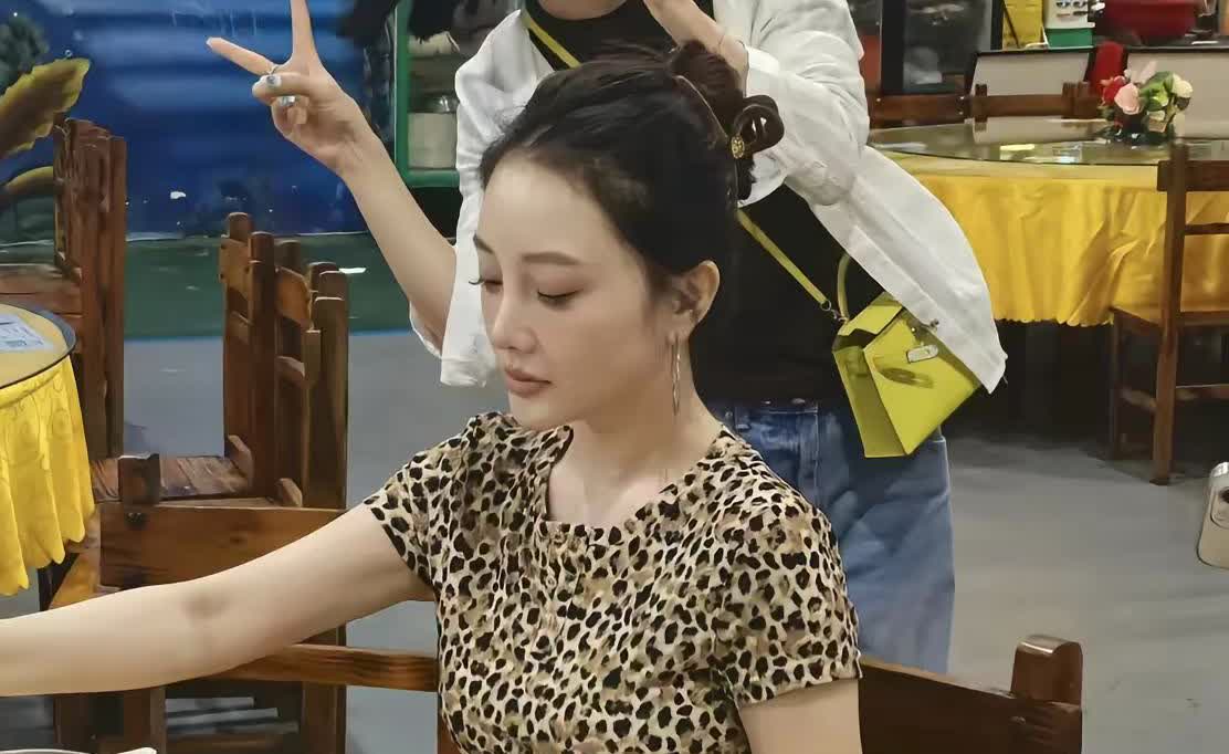 李小璐素颜吃席被偶遇！少女感全无，看着和路人没区别