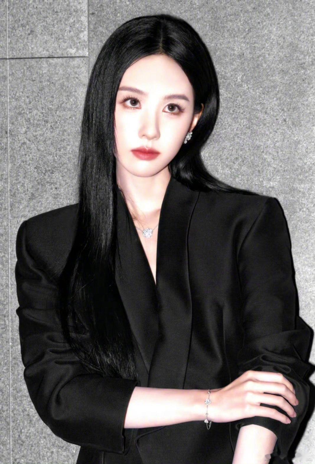 陈都灵不愧是学霸太全面了陈都灵陈都灵好有苏感啊谁懂陈都灵往那儿一站就是非常能