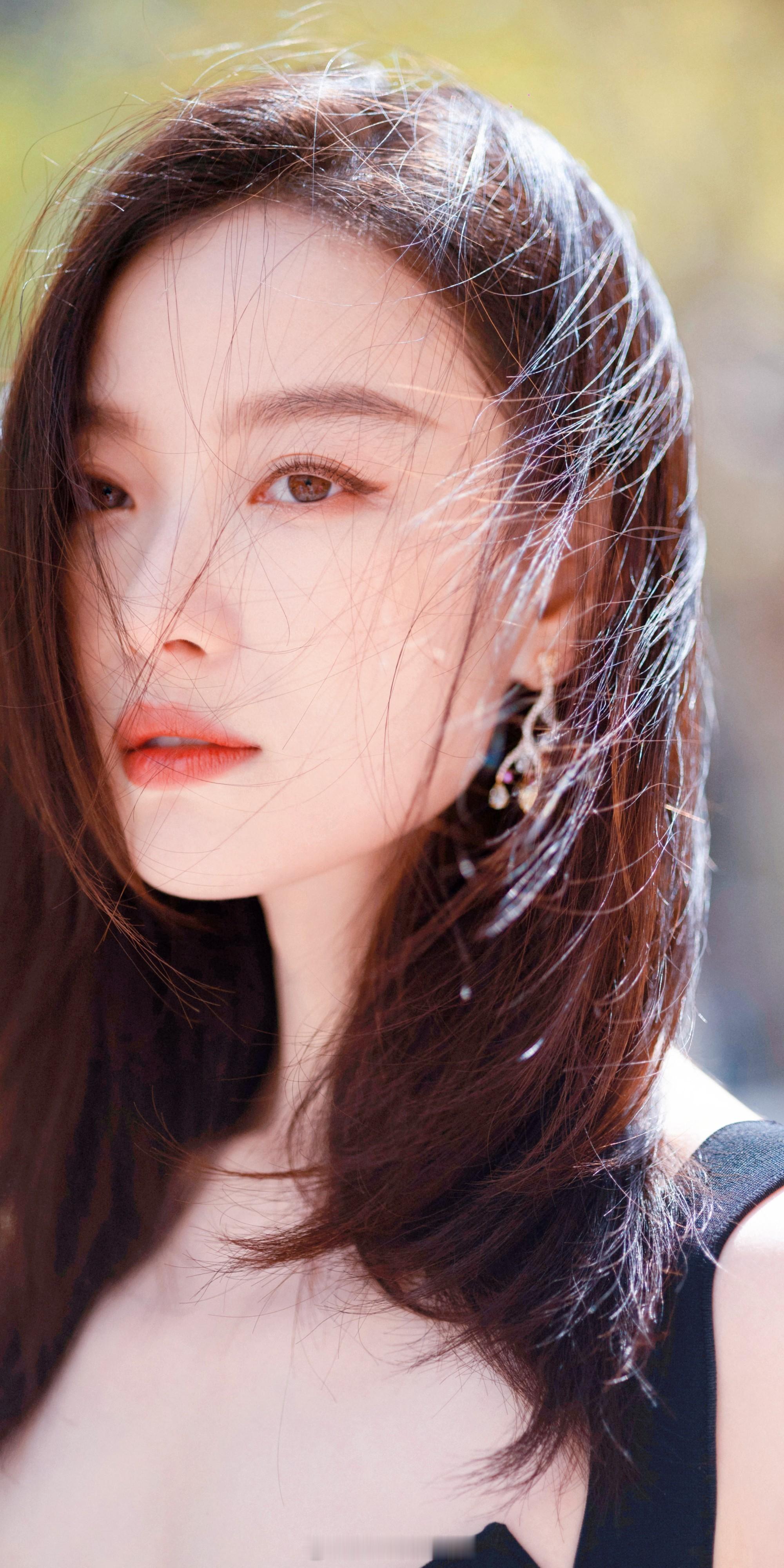 倪妮黑色吊带鱼尾礼服