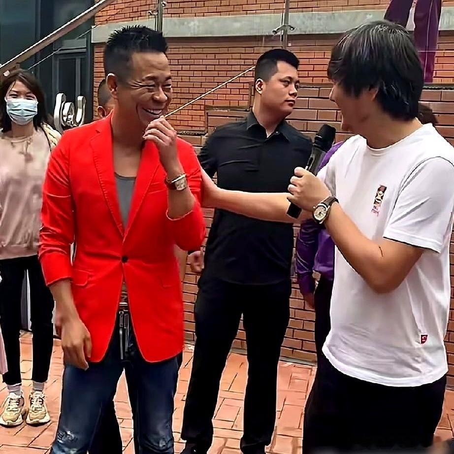 王大治这牌打得，真是让人看不懂。当年卓伟一张三亚拥吻照，让他和董洁成了风口浪尖