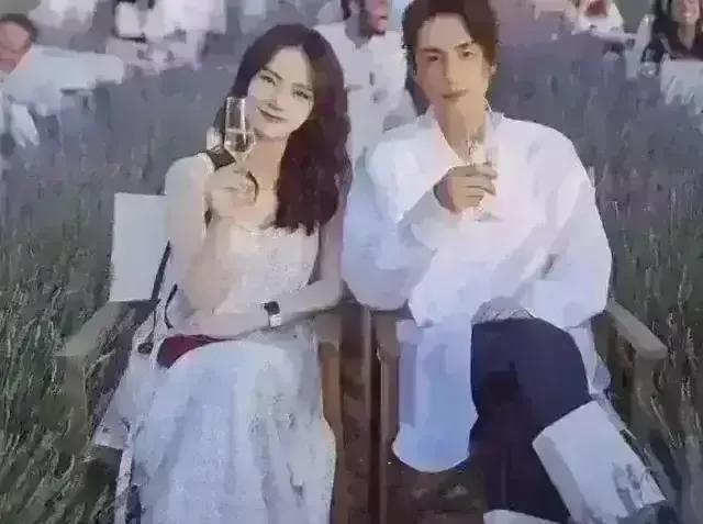 有一次，戚薇在节目上说：每次趁女儿睡着后，我和老公都会偷偷去厕约会，喝着香槟，顺