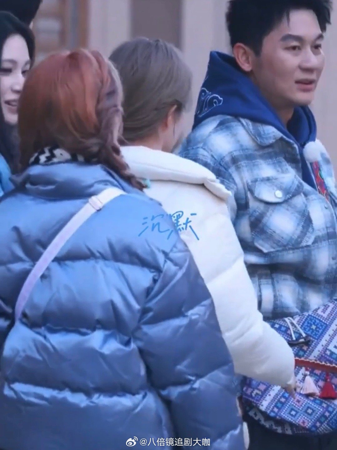 白鹿宋雨琦沈羽洁互让位置哈哈哈哈哈谁能想到三个女人一台戏，居然是在《奔跑吧》让