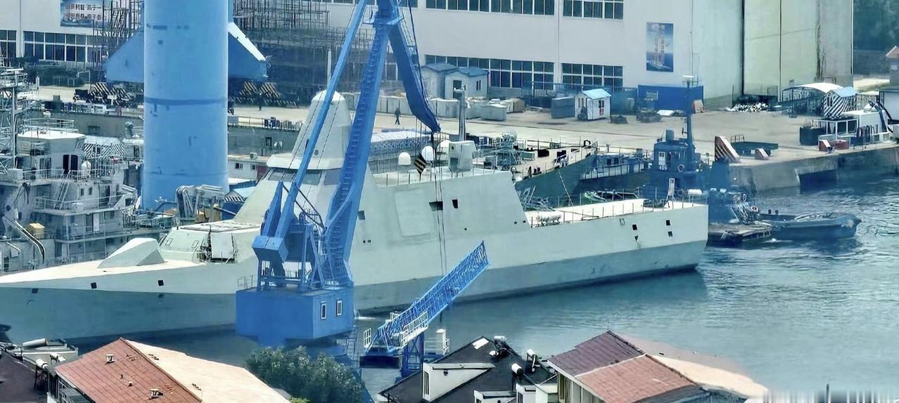 东大的隐身试验舰，是东大海军下一代主力舰艇的“技术探路者”。它并非直接作战舰艇，