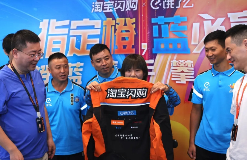 这“秋天第一杯奶茶”刚喝完！今天这淘宝闪购又要给稳定跑单的骑手们免费升级秋季新工