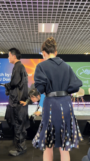 周冬雨本来一切都好好的，衣服端庄大方，高高盘起的发型看着也挺优雅大气，只是不知道