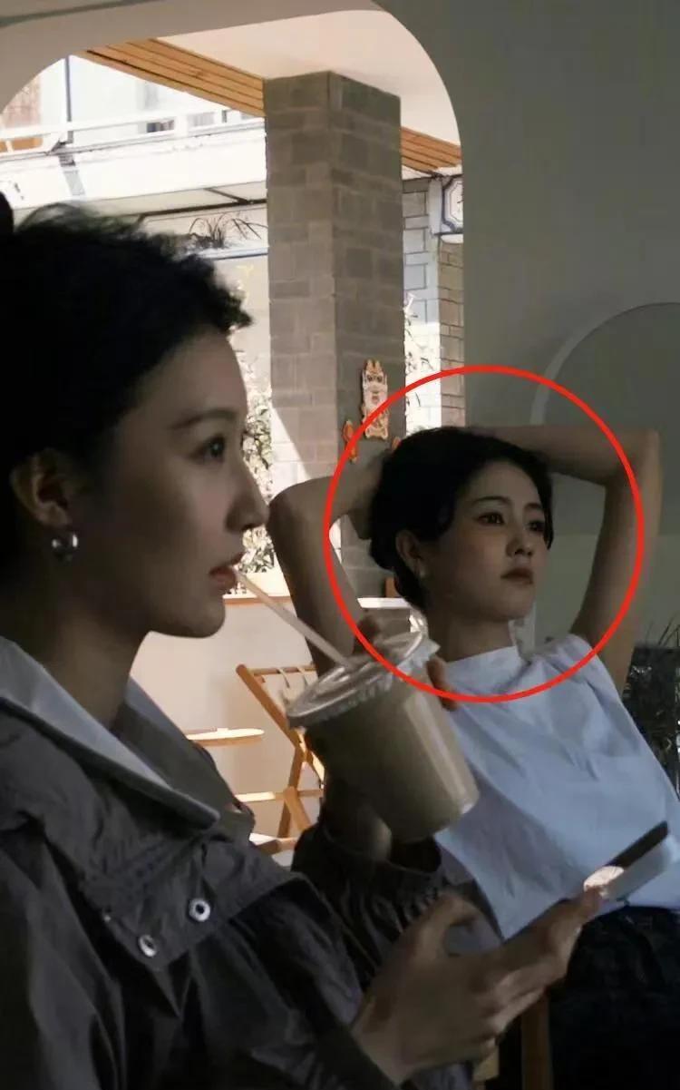 白鹿本人比镜头里好看太多了！皮肤特白，脸型也特好看，笑起来特甜。而且她头发是真