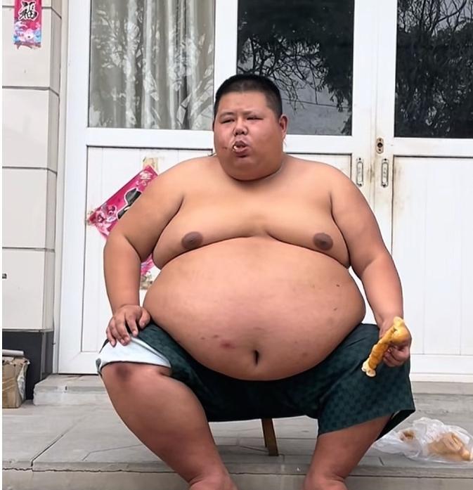 一顿吃16包泡面，或者37根油条，或者120个锅贴，体重近400斤，拥有350万