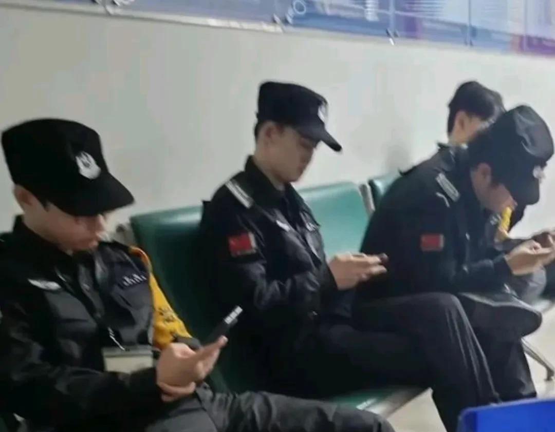 前几天帮朋友打听保安工作，问了好几家单位，结果人家都摆摆手说：“人满了，一个都不