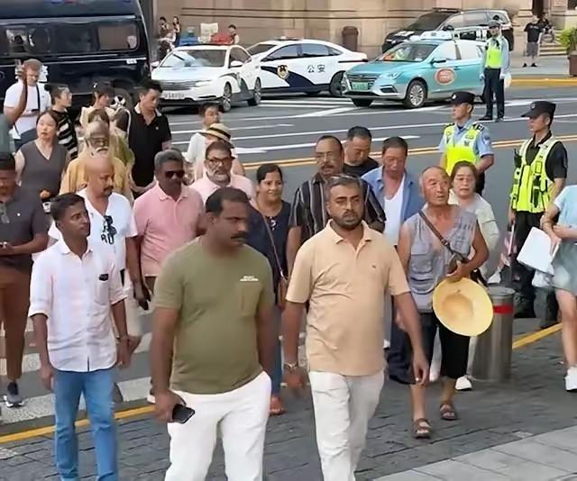 这两天，外网被一句极度刺耳的反讽刷爆了：“请新加坡尊重自己的祖先印度人，别干什么