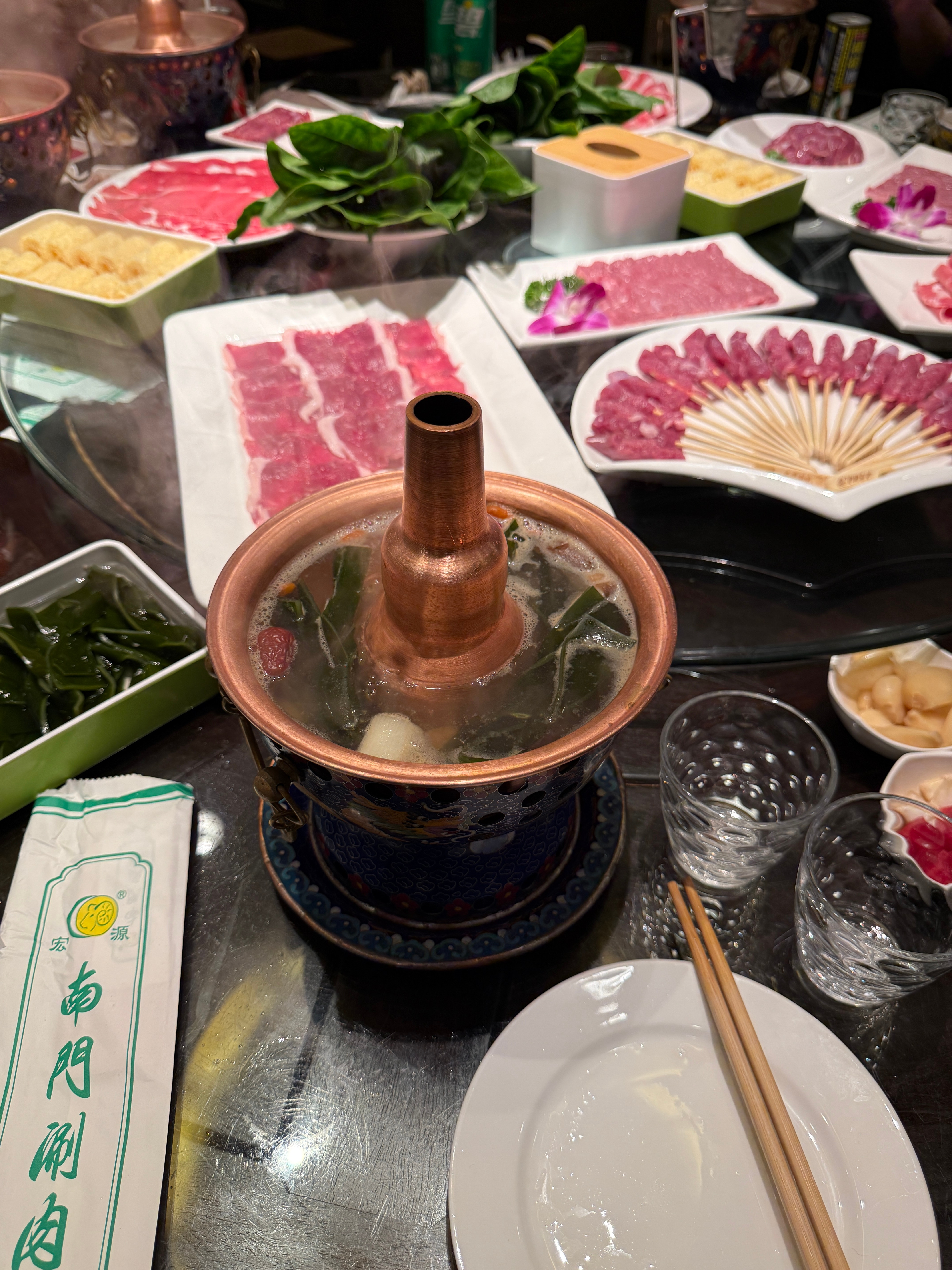 排队这么多人,太可怕了,还好插队给吃上一口热乎的了,真香,北京这下午天气还挺不错