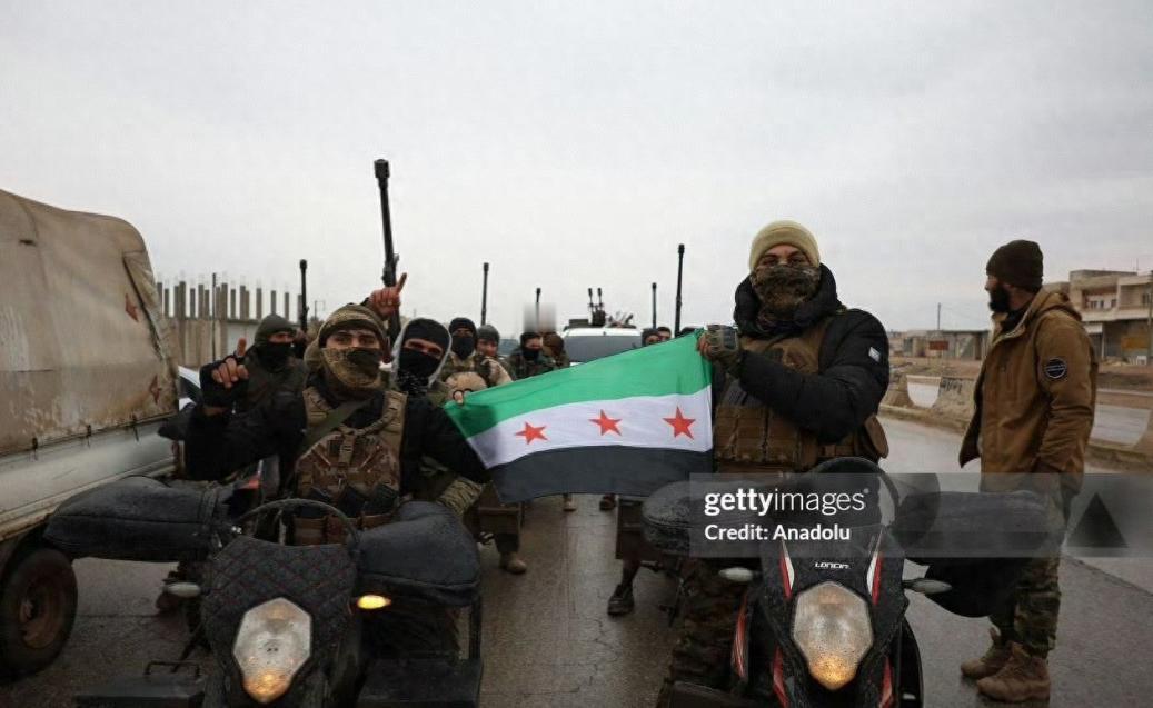 *叙利亚的天彻底变了！就在所有人都以为库尔德武装要完蛋的时候，一支神秘的大军突然