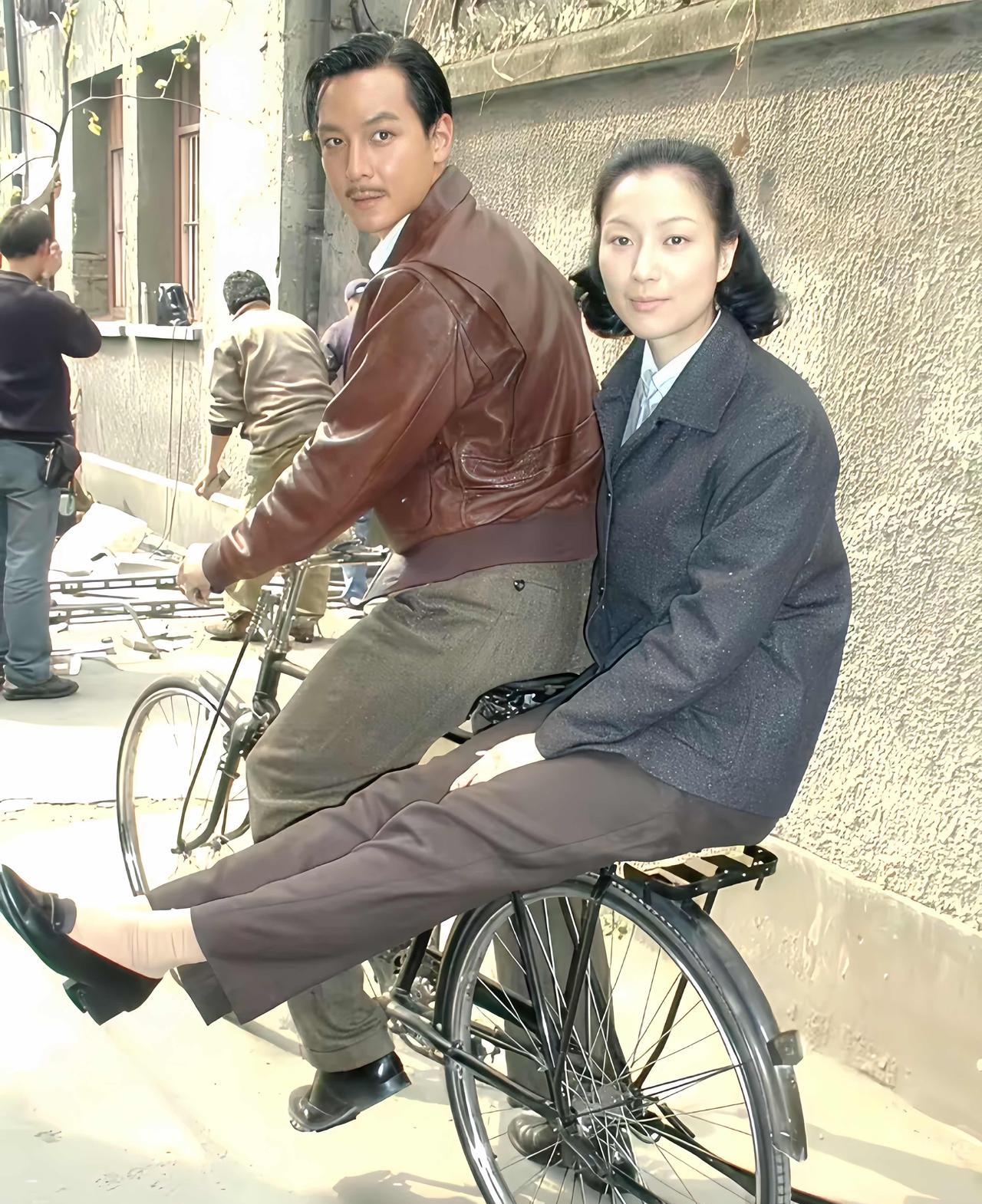 吴彦祖二十年前的旧照，好有年代感啊。吴彦祖留着小胡子好帅，骑着二八大杠，后面还