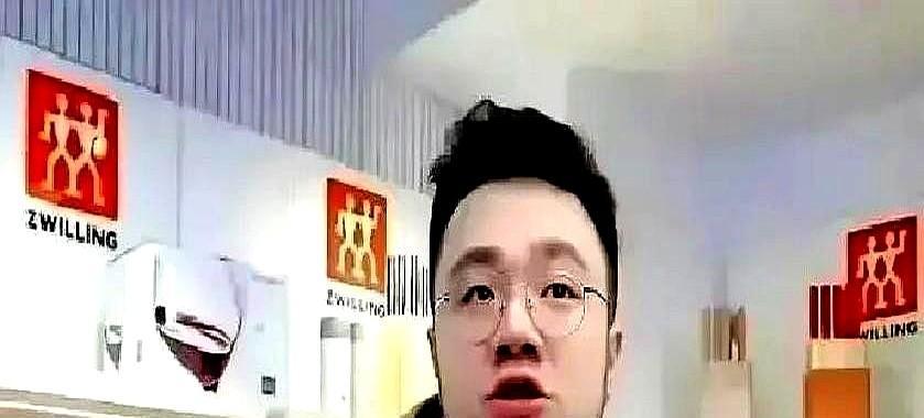 英达连麦喊儿子，巴图卖货头不抬。这哪是亲情，分明是迟来的账单想变现！巴图7岁