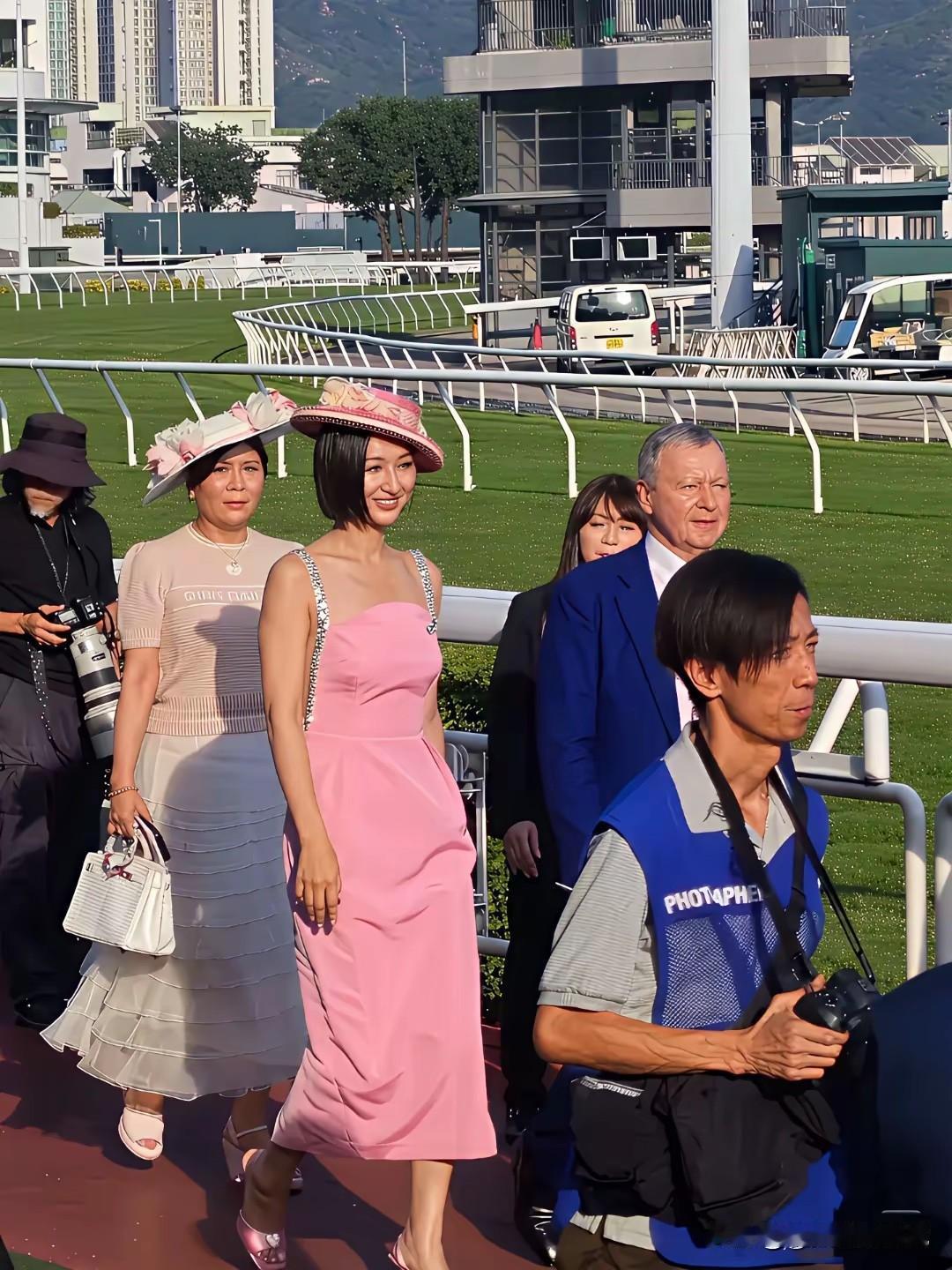 原来高海宁现实中长这样的，比电视上还漂亮很多！