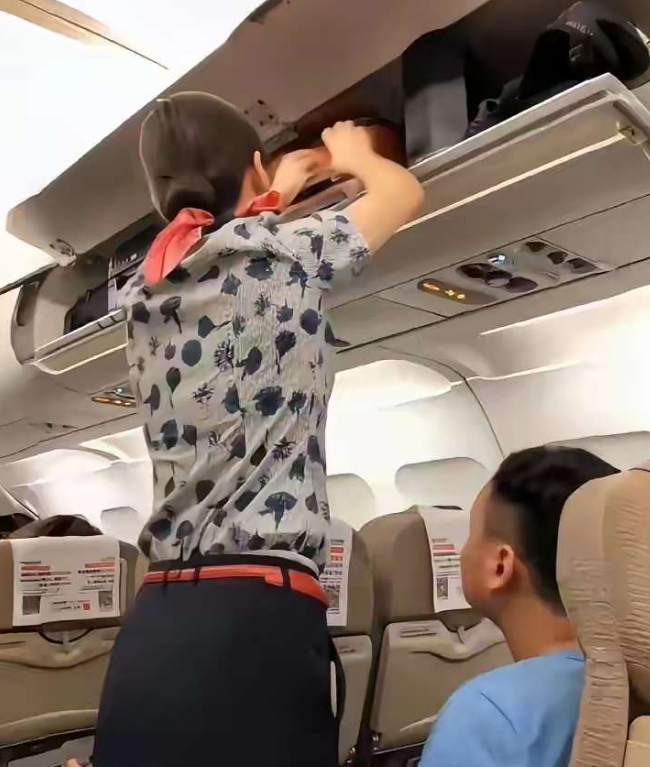 总算知道为什么空姐帮旅客整理行李的时候，衬衣不会扯出来了