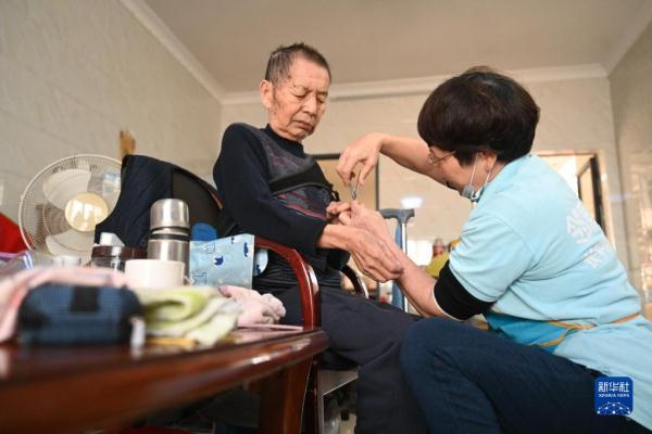长期护理保险是什么？家里失能老人可以申领，减轻照护压力家里有重度失能老人，