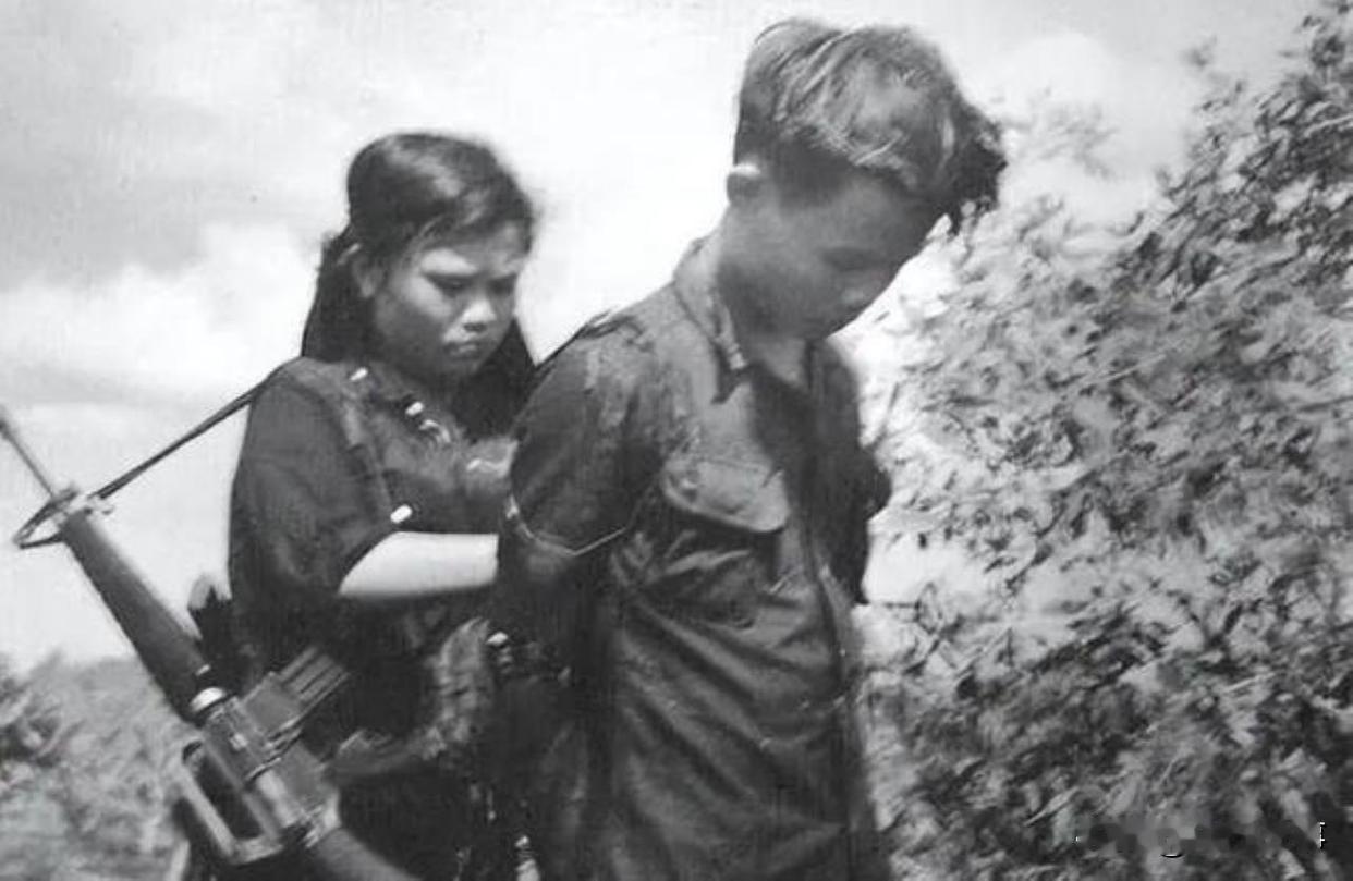 被越南女兵抓去当"压寨丈夫"13年，他回国后说：我还想接她们回来。197