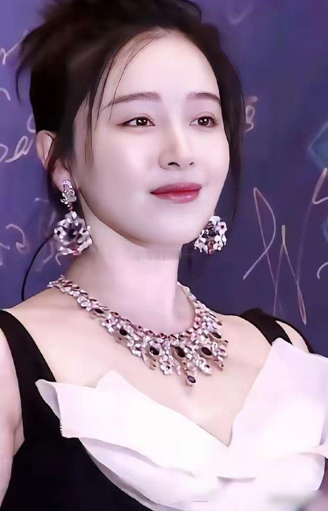 37岁阚清子的生育传闻，看得我心里直难受！她去年官宣高龄怀孕，老公天天跟着去产检