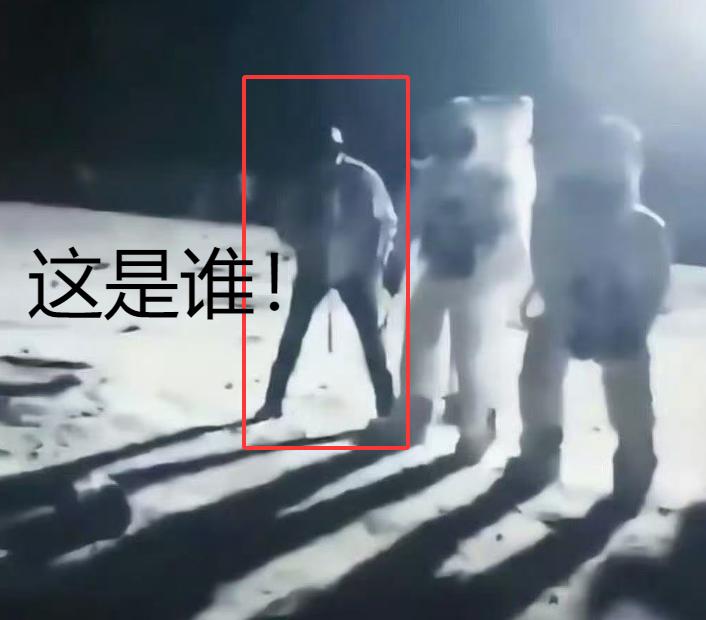 美国登月基本上九成是假的了，看看这些破绽，简直了！图一是宇航员旁边有个工作者；