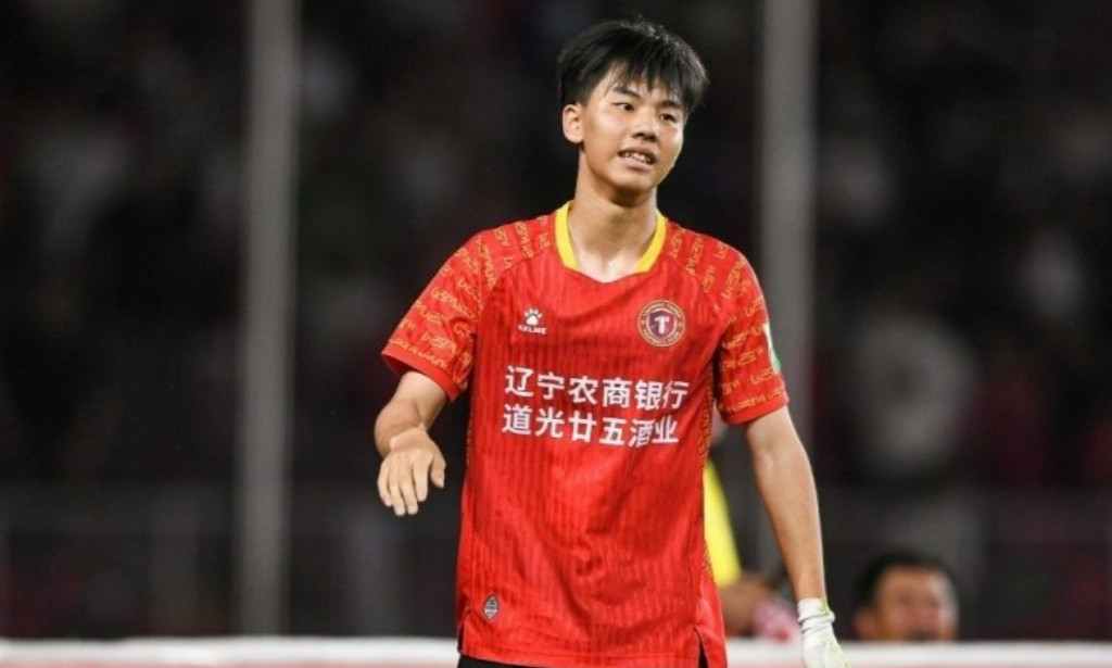 中国足球近来惊喜不断，越来越多的小球员开启留洋之旅。惊喜一：18岁的张家鸣租借