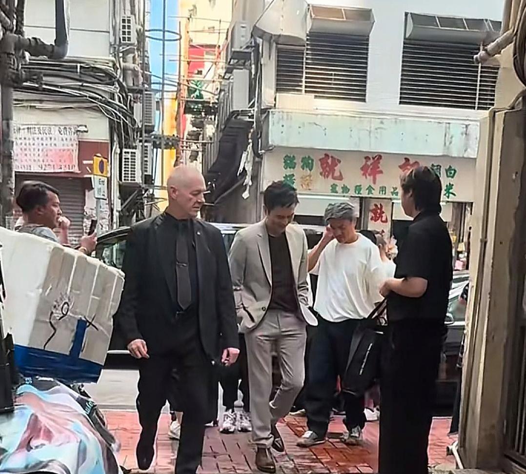 张智霖在香港出席活动，助理阿姨蹲下身子为他整理裤脚，看起来好大牌，打工人真的太惨