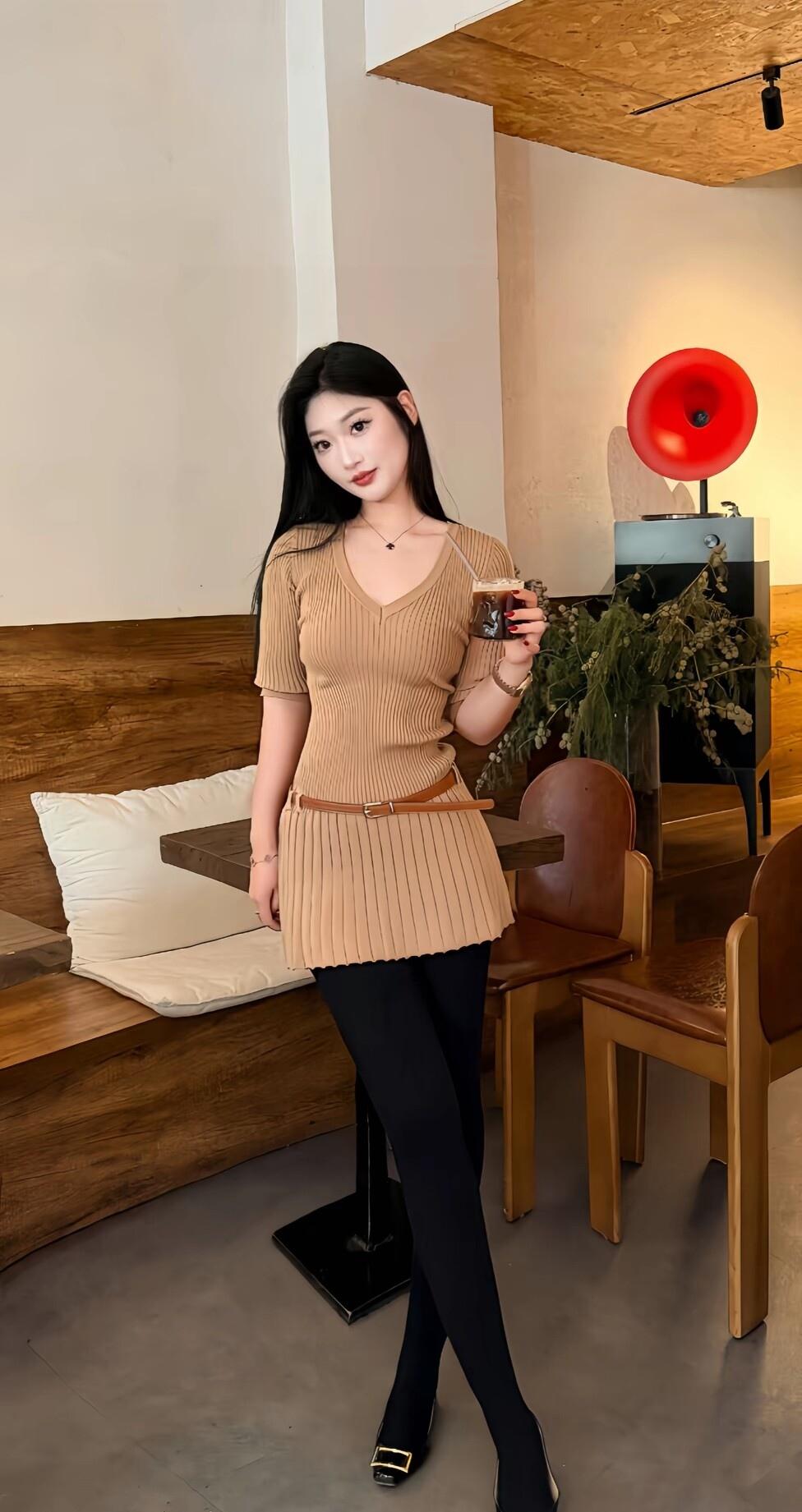 咖啡馆里的优雅时光，黑丝与米色毛衣的完美搭配