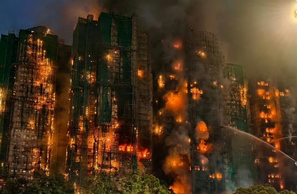 香港火灾我滴妈！这火也太大了吧？串一起烧了，恐怖😱