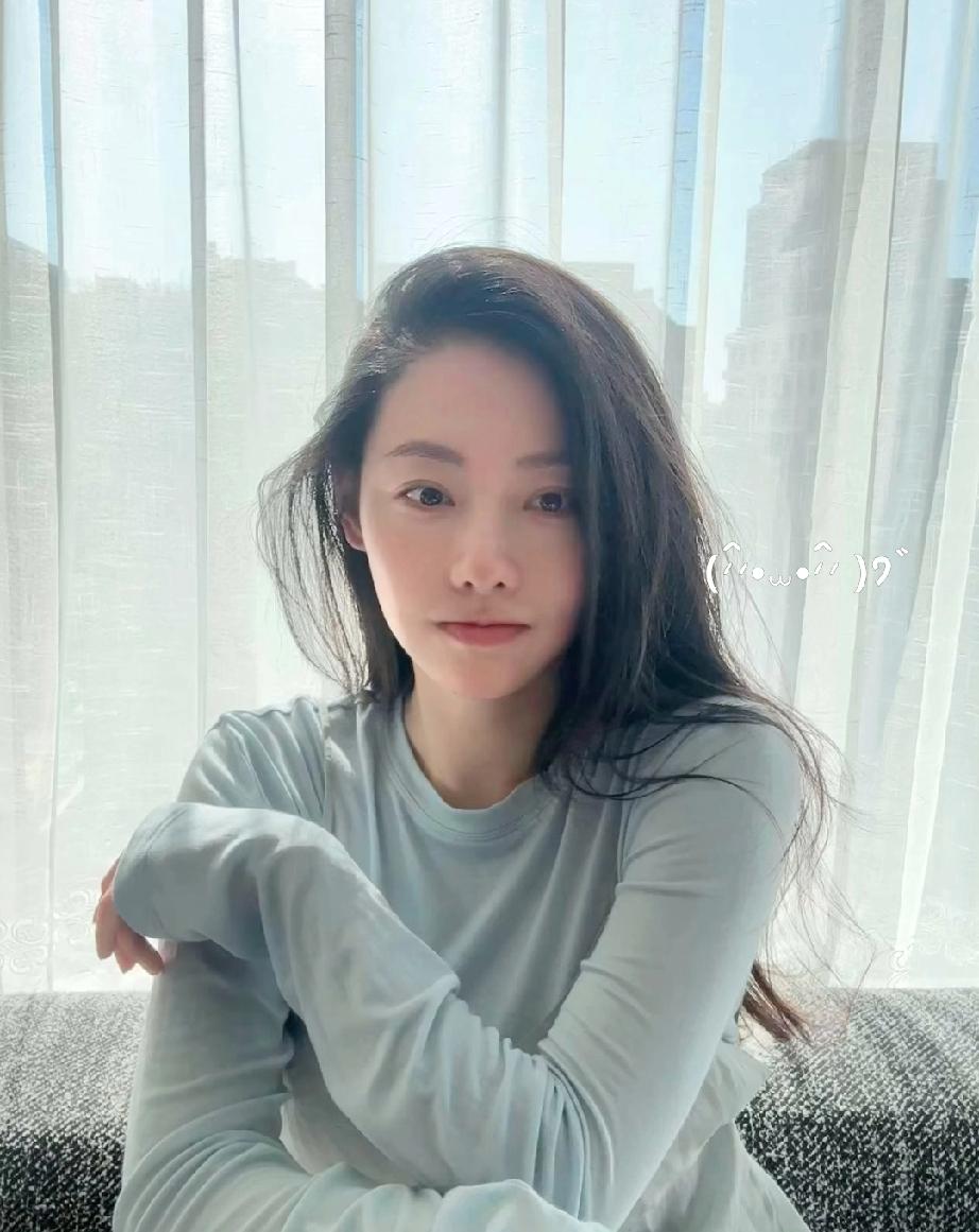 张嘉倪现在是彻底躺平了吧，她晒出近照，风格大变，没离婚前走淑女风，离婚后打扮贵气