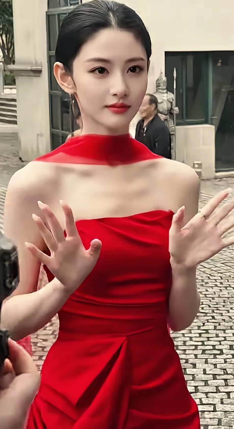 于正说得没错，她是很漂亮。她脸型咋变得这么流畅的，真的想求教程。​
