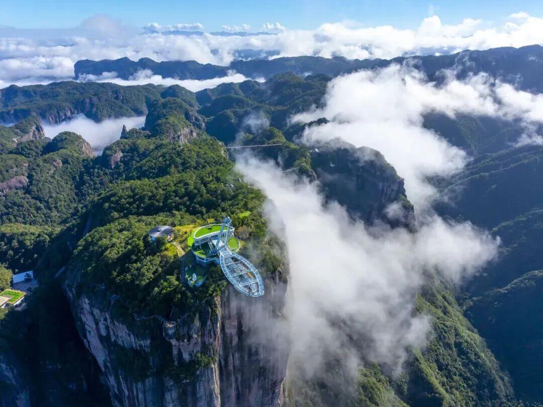 在台州仙居神仙居脚下，有这样一个农家乐。它背靠青山、门对溪水，山顶云雾缭绕，就像