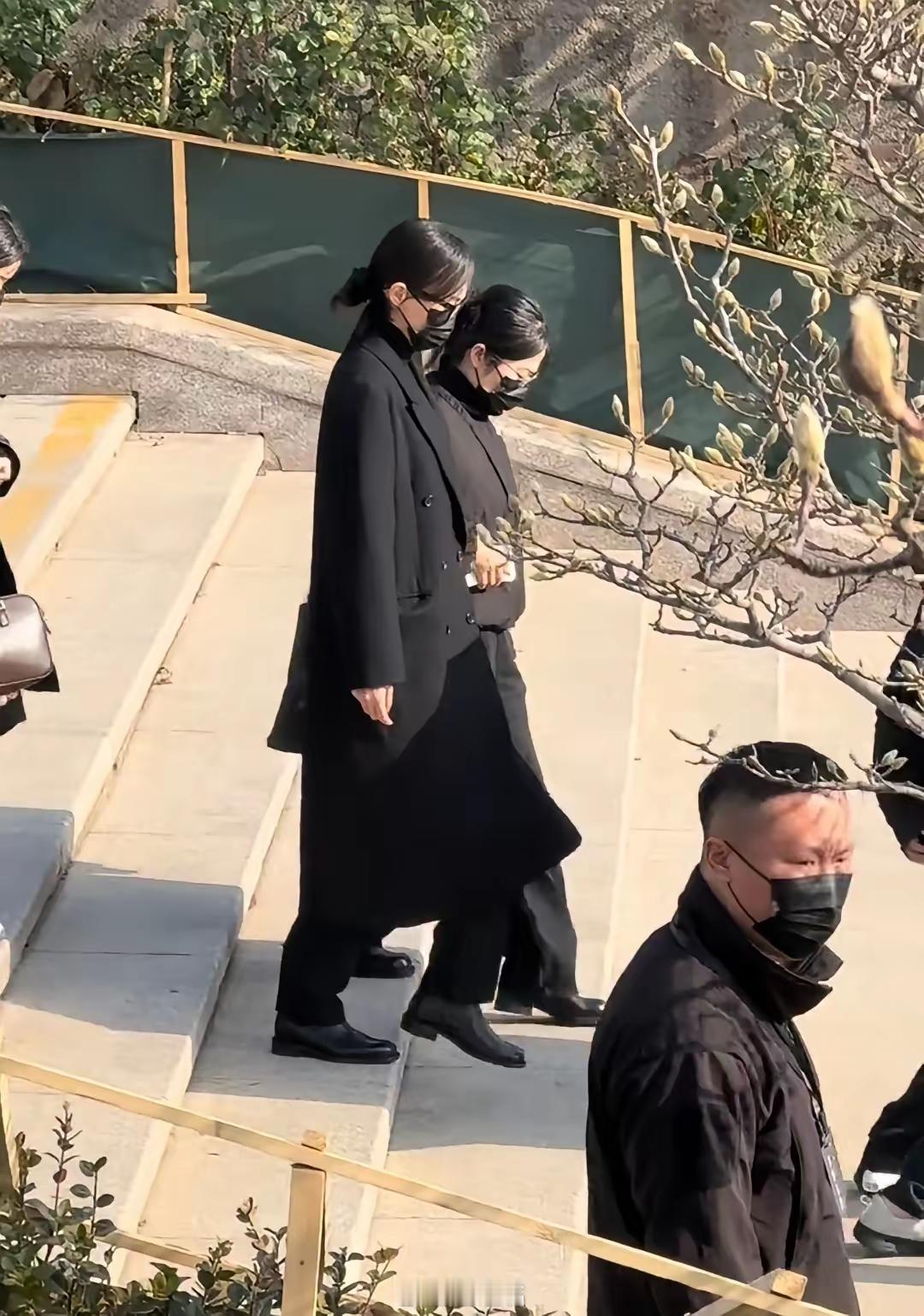 你们承认不？唐嫣这波操作，真的让人刮目相看！真正的教养从不是刻意表演，