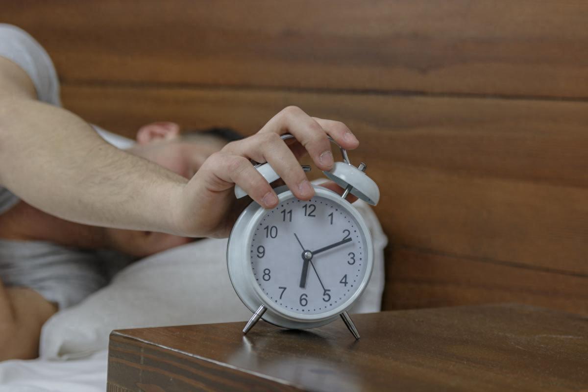 人有没有高血压看晨起就知道？高血压患者：晨起一般会有3个表现早上醒来，很多中