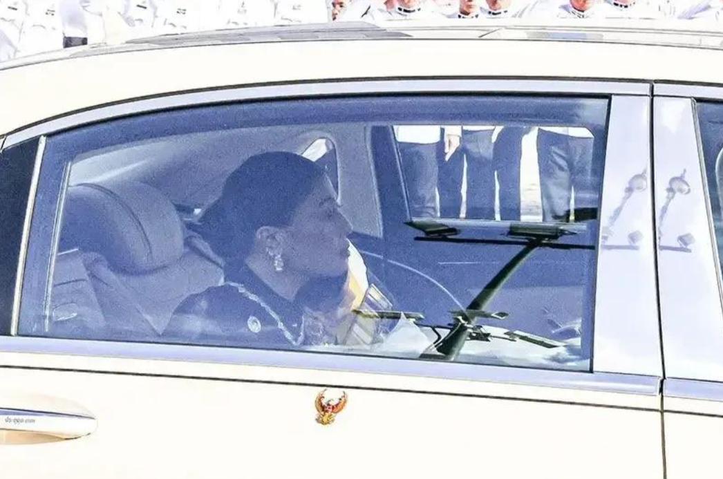 提帮功小王子在帕公主逝世后首次亮相，从国外回到泰国王室送姐姐最后一程！6月1