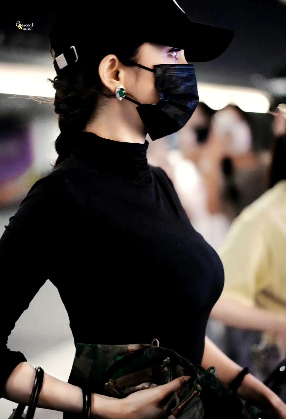 杨幂的3d身材真亮眼！她是如何做到又胖又瘦的，这身材真的绝了，谁能不爱啊！