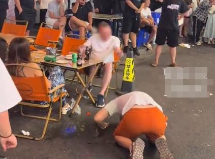 中国人当街跪拜外国人！就在昨天晚上，吉林大街上，一男子当街向外国游客跪拜，遭到周