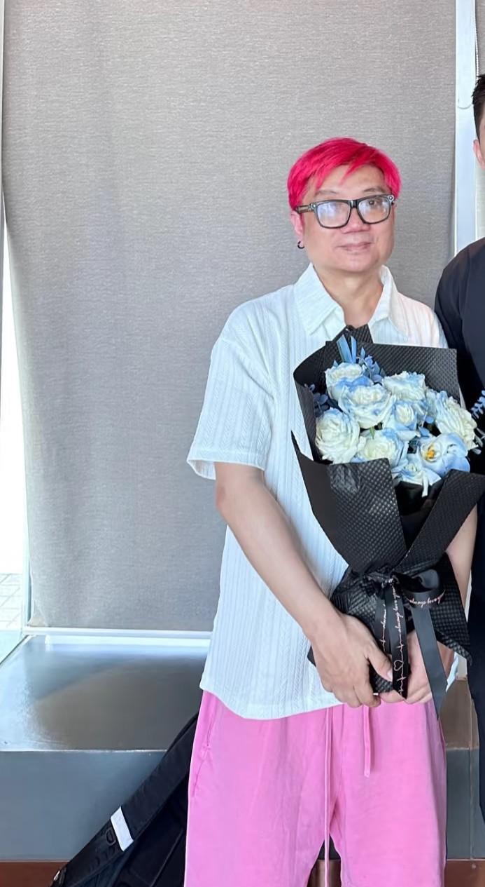 导演程青松发文称自己不是聚餐六人之一，也不是现场抓着另一人胳膊的“黑衣人”。他