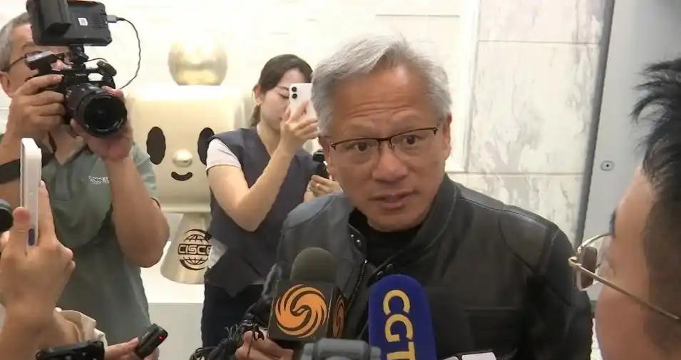 项立刚说的对，黄仁勋这个时候到中国兜售H20芯片对中国芯片发展不利。因为现在无