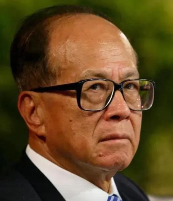 估计李嘉诚脸都要气绿了!他万万没想到，自己小心谨慎一辈子，如今却被手下人给坑了!