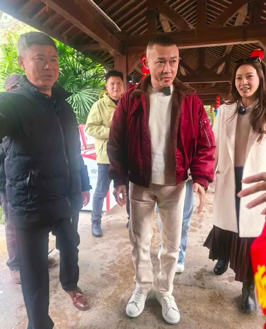 聂远一家人现身重庆温泉酒店，女儿11岁太漂亮了，继承了妈妈和爸爸的高颜值！聂远很