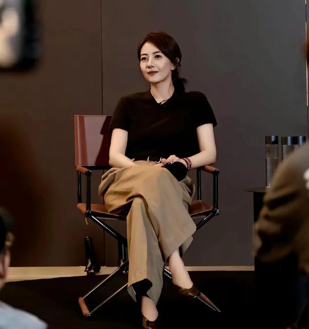 高圆圆这状态太绝了！黑短袖+卡其阔腿裤，松弛感直接焊在身上谁能扛住高圆圆这