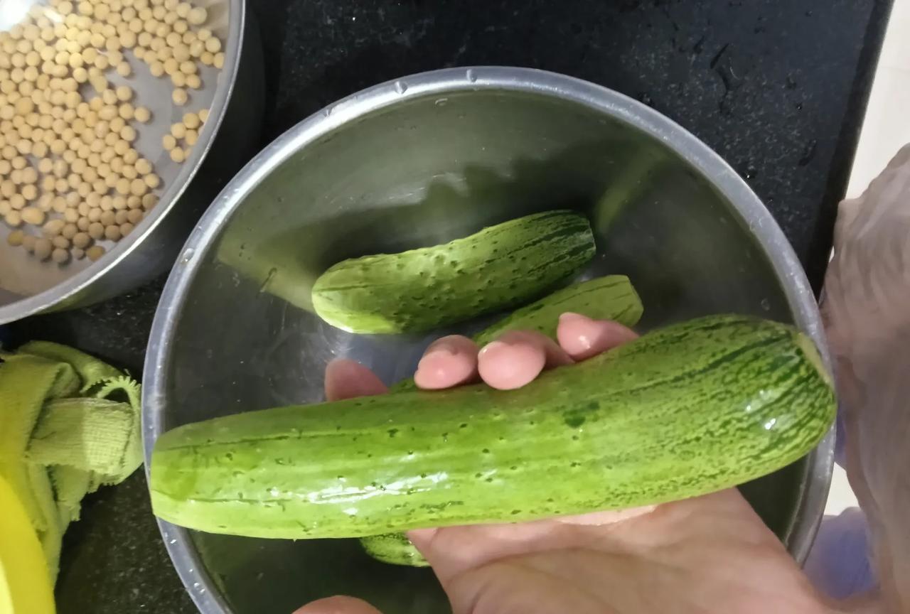 月子仇（一一O）凤凤，你戴着戒指，别刮着孩子的小脸。娘家妈疼孙女，嘴里冒出这话