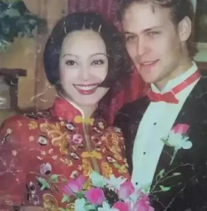 宁静离婚18年，前婆婆还在给她寄玉米当年《红河谷》杀青，她揣着孕肚跟保罗回