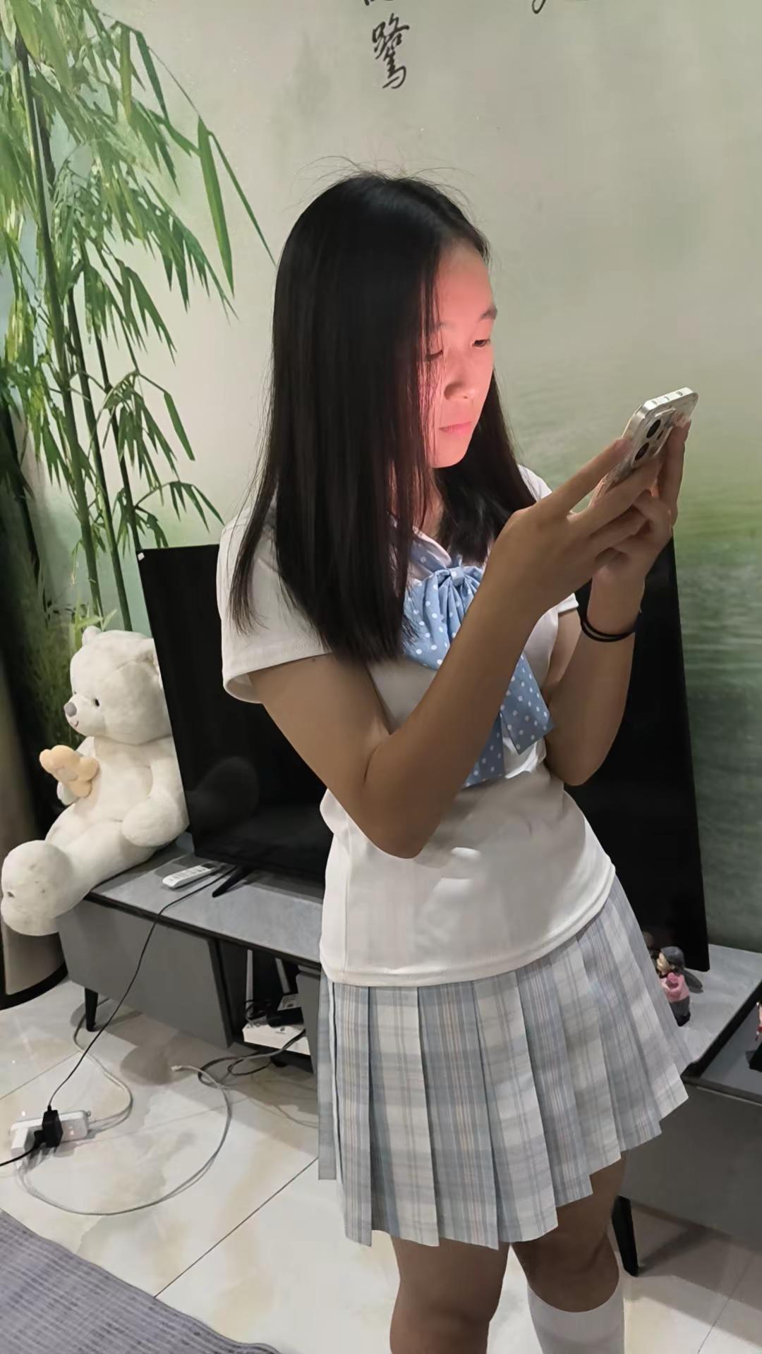 从小都说你像个小男孩，!突然感觉你长大了，也有了女孩子的模样!