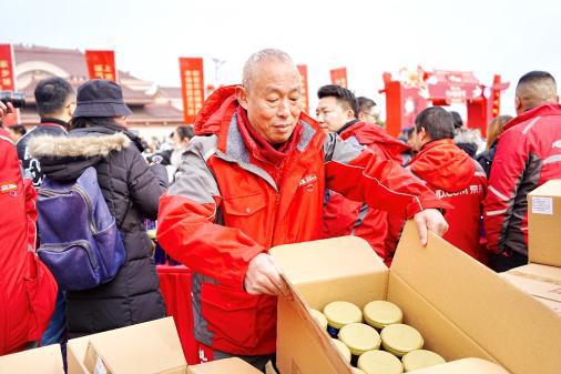 奋斗17年, 快递老哥送完这单年货就退休, 一家四口在京东