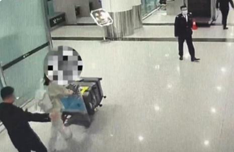 哇塞！在大连周水子国际机场，有个女旅客下飞机后推着行李车过安检大厅，居然被海关拦