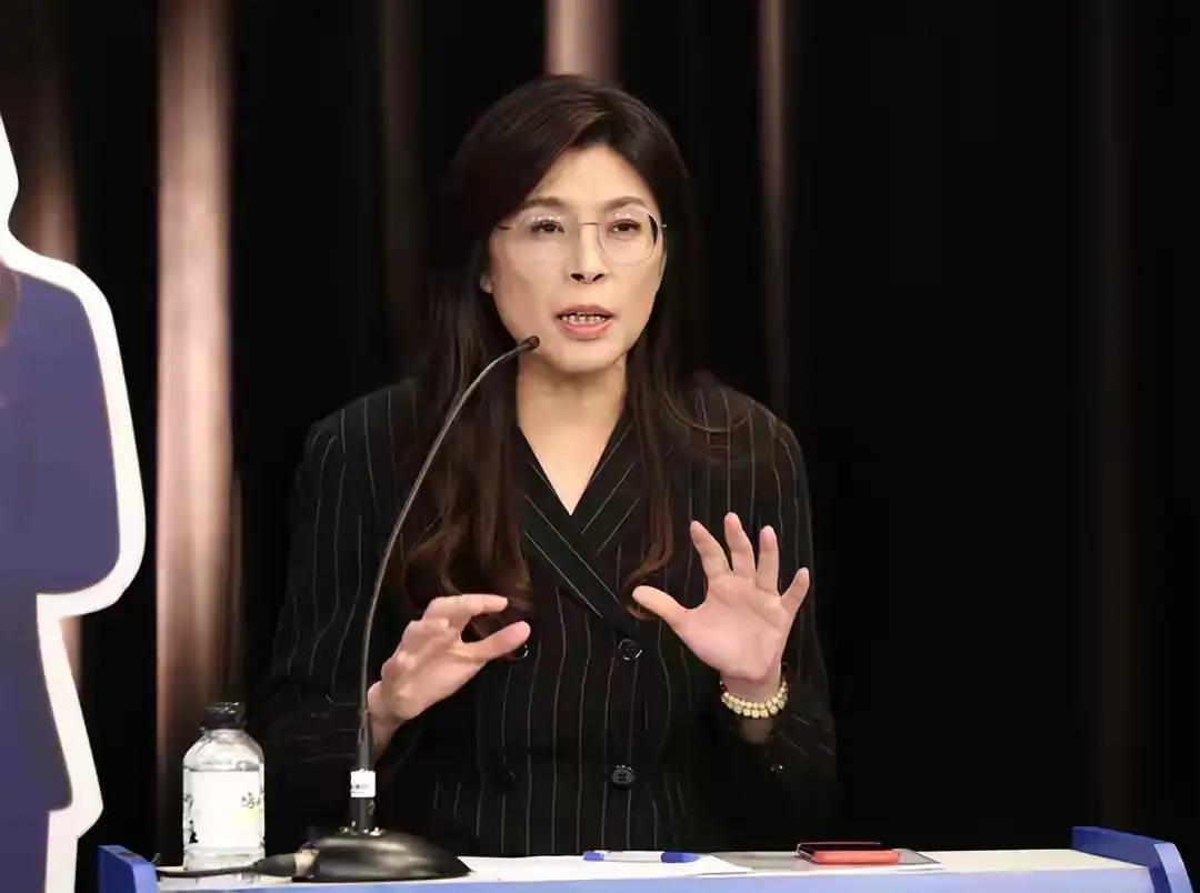 大家伙们，郑丽文收到贺电！还进行互动回复，这意味着什么？回想一下，两岸像这样正